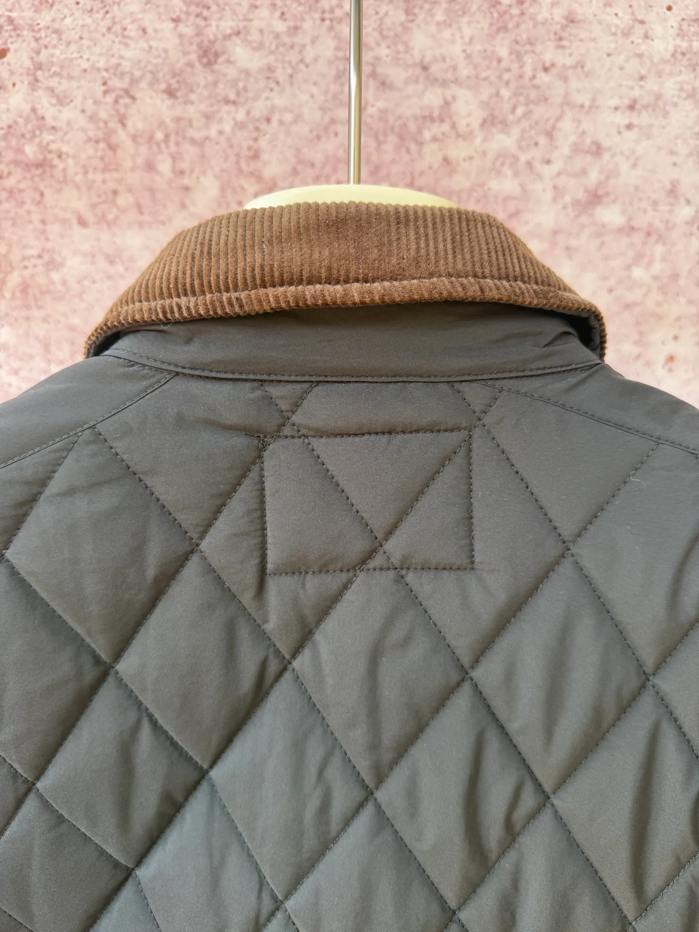 P430 Raff's new rhombus plaid workwear cotton jacket, customized hardware accessories, fine workmanship inside and outside to maintain the original details, simple version, old money style, casual matching, workmanship details restored, diamond grid stitching inside and outside fixed, collar and cuffs with corduroy to add matching attributes, shoulder chapters highlight the brand tonality, hem slit snap design is more matching attributes, full of details